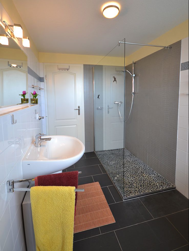 Das moderne Badezimmer der Ferienwohnung Seepanorama in Barendorf